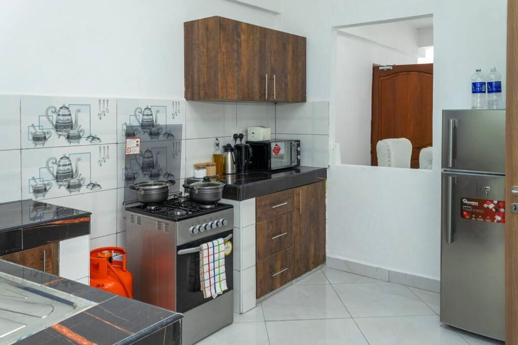 Angani Apartment, Ac Installed, Ocean View & Rooftop Pool Момбаса Екстер'єр фото